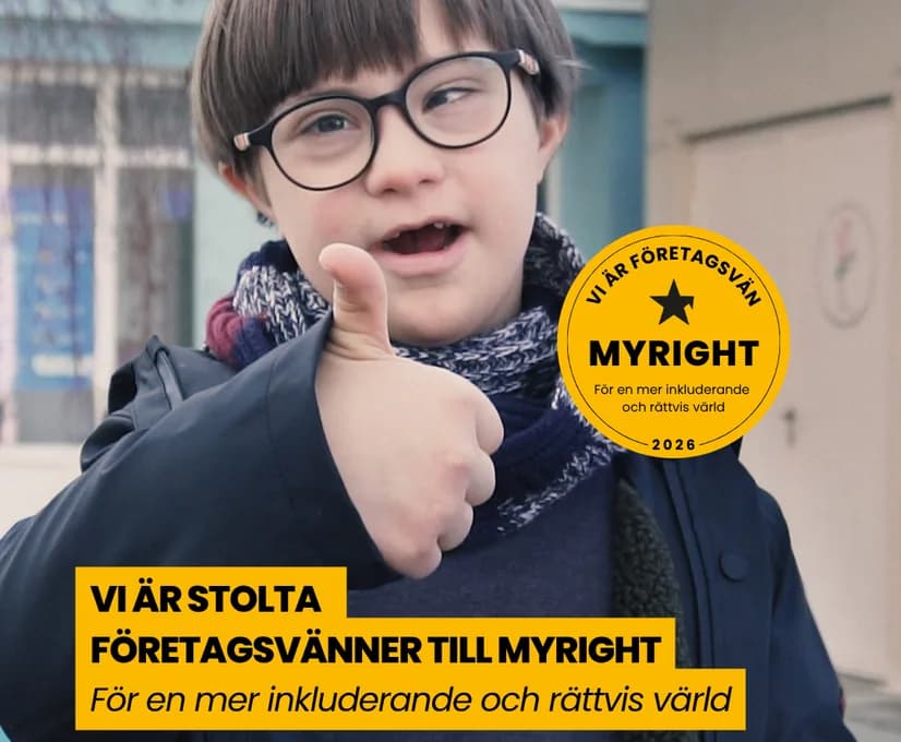 Ett barn med glasögon gör tummen upp. På bilden står: Vi är stolta företagsvänner till MyRight. För en mer inkluderande och rättvis värld. Bredvid syns märket Vi är företagsvän, MyRight 2026.